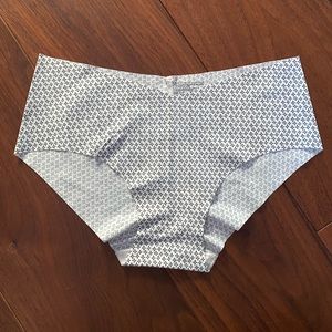 [Victoria’s Secret] Seamless White/Gray Panties